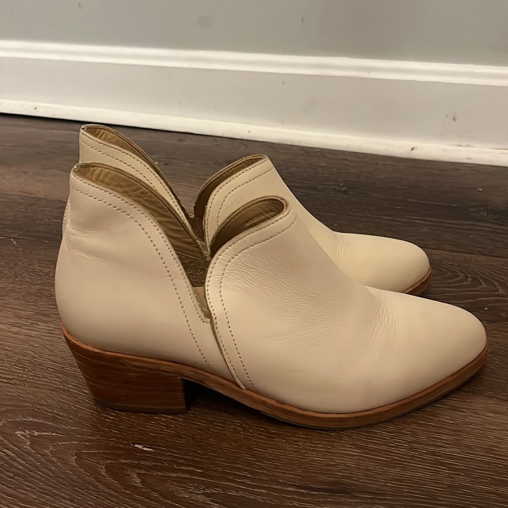 Sold out online! Nisolo ankle bootie in bone